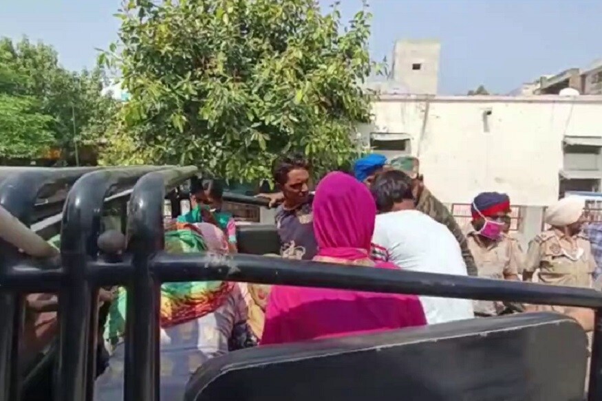 گھر کی مالکن اس کام کے ان سے موٹی رقم لیتی تھی۔ ساتھ ہی دھندے میں شامل خواتین سے بھی کمیشن لیا جاتا تھا۔ (Photo: News18) گھر کی مالکن اس کام کے ان سے موٹی رقم لیتی تھی۔ ساتھ ہی دھندے میں شامل خواتین سے بھی کمیشن لیا جاتا تھا۔ (Photo: News18)