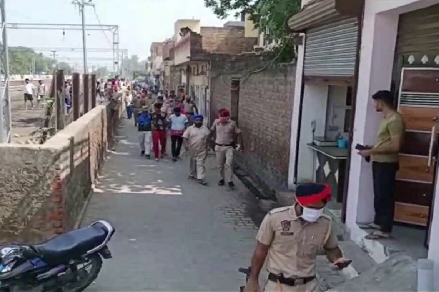جیسے ہی پولیس کو اس کی خبر ملی وہاں جاکر پولیس نے چھاپہ مارا اور سبھی کو قبضے میں لیا ہے. (Photo: News18) جیسے ہی پولیس کو اس کی خبر ملی وہاں جاکر پولیس نے چھاپہ مارا اور سبھی کو قبضے میں لیا ہے. (Photo: News18)