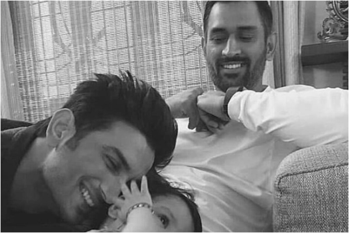 بالی ووڈ اداکار سشانت سنگھ راجپوت (Sushant Singh Rajput) کی موت کے دو ماہ بعد 15 اگست کو مہیندر سنگھ دھونی نے انٹرنیشنل کرکٹ سے سنیاس لےلیا تھا۔ اداکار سشانت سنگھ راجپوت کی فلم ایم ایس دھونی دی ان ٹولڈ اسٹوری (MS Dhoni The Untold Story') کو 30 ستمبر کو چار سال مکمل ہو گئے ہیں۔ بالی ووڈ اداکار سشانت سنگھ راجپوت (Sushant Singh Rajput) کی موت کے دو ماہ بعد 15 اگست کو مہیندر سنگھ دھونی نے انٹرنیشنل کرکٹ سے سنیاس لےلیا تھا۔ اداکار سشانت سنگھ راجپوت کی فلم ایم ایس دھونی دی ان ٹولڈ اسٹوری (MS Dhoni The Untold Story') کو 30 ستمبر کو چار سال مکمل ہو گئے ہیں۔