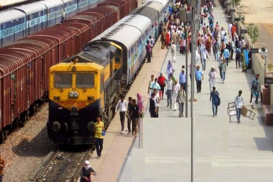  ریلوے محکمہ فیسٹو سیزن میں 15 اکتوبر سے 30 نومبر کے درمیان 200 اسپیشل ٹرینیں چلانے کی تیاری کررہا ہے ۔ تاکہ تہواروں پر سفر کرنے والے مسافروں کو پریشانی نہ ہو ۔ یہ بات ریلوے بورڈ کے سربراہ اور سی ای او وی کے یادو نے بتائی ۔ یادو نے کہا کہ تہواروں کے سیزن میں ریلوے 200 سے زیادہ فیسٹو اسپیشل ٹرینیں چلائے گا ۔ وہیں ضرورت محسوس ہونے یا زیادہ ڈیمانڈ پر اسپیشل ٹرینوں کی تعداد بڑھائی بھی جاسکتی ہے ۔ ( تصویر : منی کنٹرول ) ۔