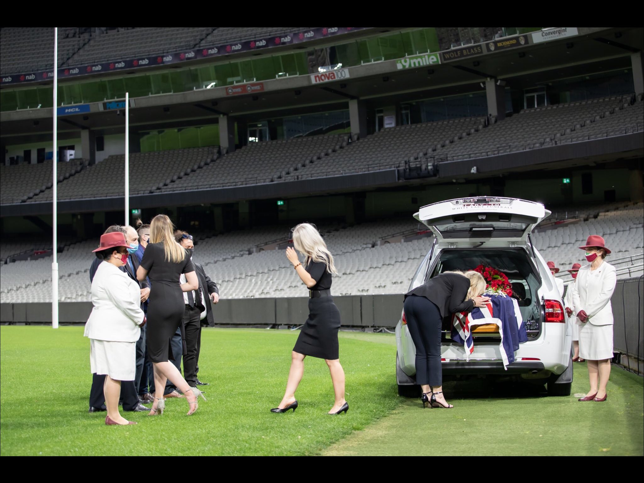 آسٹریلیا کے قدآور کرکٹر اور کمینٹیٹر ڈٰن جونس (dean jones) کو ملبورن کرکٹ گراؤنڈ (Melbourne Cricket Ground) میں کنبے کی موجودگی میں آخری وداعی دی گئی۔ ڈین جونس کی دل کا دورہ پڑنے کی وجہ سے موت ہوگئی تھی۔ (cricket Australia) آسٹریلیا کے قدآور کرکٹر اور کمینٹیٹر ڈٰن جونس (dean jones) کو ملبورن کرکٹ گراؤنڈ (Melbourne Cricket Ground) میں کنبے کی موجودگی میں آخری وداعی دی گئی۔ ڈین جونس کی دل کا دورہ پڑنے کی وجہ سے موت ہوگئی تھی۔ (cricket Australia)