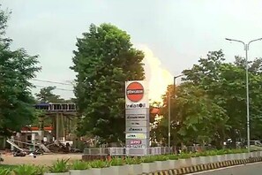 بریکنگ نیوز: اڈیشہ میں پٹرول پمپ پر لگی بھاینک آگ، لوگ بولے دھماکے سے زمین لرز اٹھی