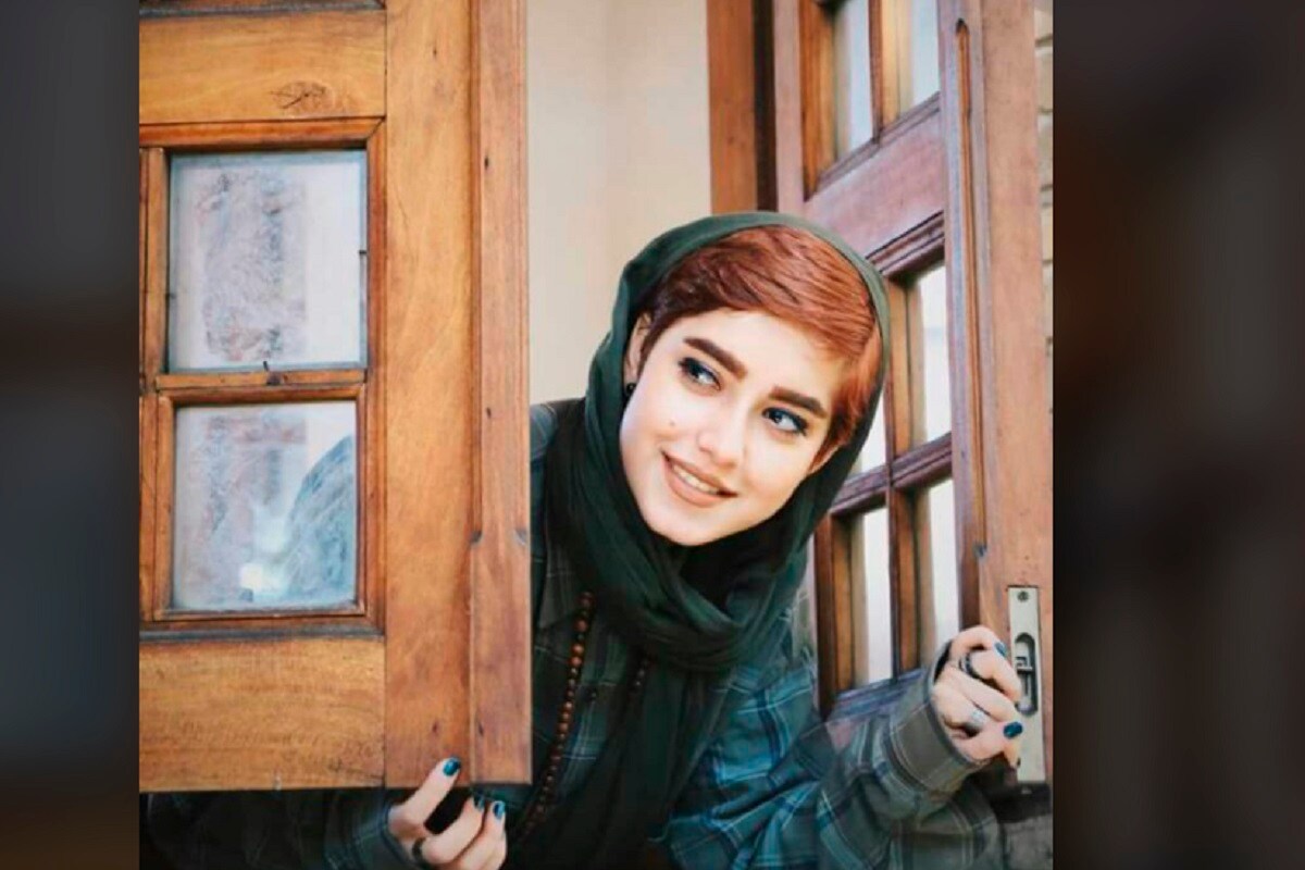  افغانستان کے کوئلے کی کان میں کام کرنے والے مزدور کی بیٹی نے ملک کے یونیورسٹی میں داخلے کے امتحان (exam) میں پہہلا مقام حاصل کیا ہے۔ آئی۔ 18 سال کی شمسیہ علی زادہ نے 1 لاکھ  70 ہزار طلباء کو  پیچھے چھوڑ کر پہلا مقام حاصل کیا ہے۔ ۔ فوٹو: فیس بک۔