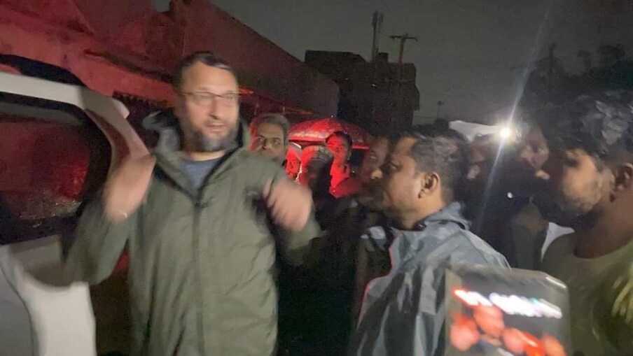  حیدرآباد سے لوک سبھا رکن پارلیمنٹ اسدالدین اویسی نے بدھ کے روز ٹویٹ کیا، ' پچھلے دو دن سے یہاں ہو رہی بھاری بارش کے سبب بنڈلہ گوڑہ کے محمدیہ ہلس میں ایک دیوار کے منہدم ہو جانے سے 9 لوگوں کی موت ہو گئی۔ انہوں نے ٹویٹ کیا' میں بنڈلہ گوڑہ میں محمدیہ ہلس کا جائزہ لے رہا تھا جہاں دیوار کے منہدم ہو جانے سے 9 لوگوں کی موت ہو گئی اور دیگر 2 زخمی ہو گئے۔ وہاں سے جاتے وقت میں نے شمس آباد میں پھنسے بس مسافروں کو اپنی گاڑی سے ان کے گھر تک پہنچایا'۔ (Pic- twiiter)