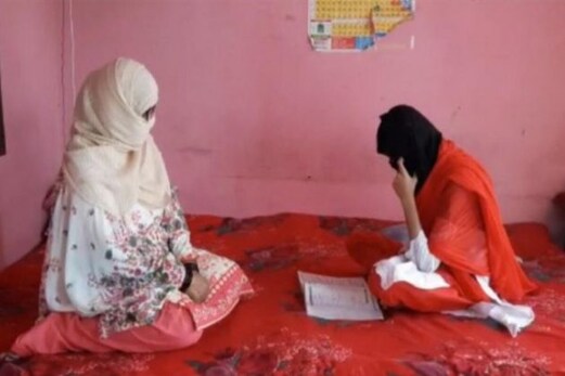 شرمناک: ٹیچر نے کیمرے میں قید کیں طالبہ کی قابل اعتراض تصویریں، پھر ایک سال تک طالبہ کے ساتھ کرتا رہا یہ گھنونا کام شرمناک: ٹیچر نے کیمرے میں قید کیں طالبہ کی قابل اعتراض تصویریں، پھر ایک سال تک طالبہ کے ساتھ کرتا رہا یہ گھنونا کام