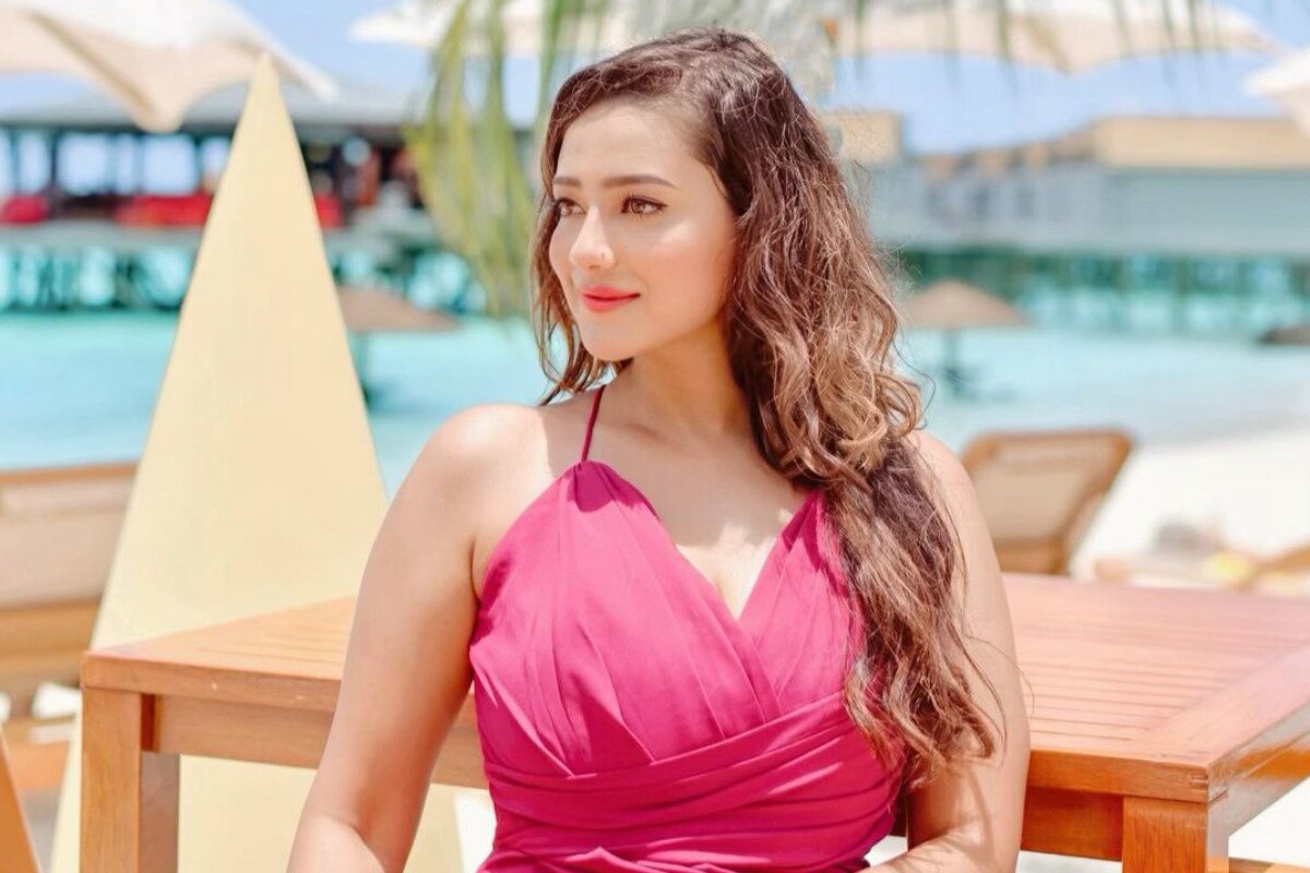 ان دنوں کئی ٹی وی شوز کو لے کر زبردست بحث چل رہی ہے ۔ وہیں اس درمیان اسٹار پلس کے مشہور سیریل انوپما کو زبردست ٹی آر پی مل رہی ہے ۔ اس شو میں متھن چکرورتی کی بہو مدالسا شرما نظر آرہی ہیں ۔ مدالسا کو اس شو میں تابڑتوڑ تعریفیں مل رہی ہیں ۔ اس ٹی وی سیریز میں مدالسا کافی اسٹائلش انداز میں نظر آرہی ہیں ۔ صرف ریل ہی نہیں بلکہ مدالسا ریئل لائف میں بھی کافی بولڈ ہیں ۔ مدالسا سوشل میڈیا پر زبردست سرگرم رہتی ہیں اور اپنے فینس کے ساتھ دلچسپ پوسٹ شیئر کرتی رہتی ہیں ۔ (Photo Credit- @madalsasharma/Instagram) ان دنوں کئی ٹی وی شوز کو لے کر زبردست بحث چل رہی ہے ۔ وہیں اس درمیان اسٹار پلس کے مشہور سیریل انوپما کو زبردست ٹی آر پی مل رہی ہے ۔ اس شو میں متھن چکرورتی کی بہو مدالسا شرما نظر آرہی ہیں ۔ مدالسا کو اس شو میں تابڑتوڑ تعریفیں مل رہی ہیں ۔ اس ٹی وی سیریز میں مدالسا کافی اسٹائلش انداز میں نظر آرہی ہیں ۔ صرف ریل ہی نہیں بلکہ مدالسا ریئل لائف میں بھی کافی بولڈ ہیں ۔ مدالسا سوشل میڈیا پر زبردست سرگرم رہتی ہیں اور اپنے فینس کے ساتھ دلچسپ پوسٹ شیئر کرتی رہتی ہیں ۔ (Photo Credit- @madalsasharma/Instagram)
