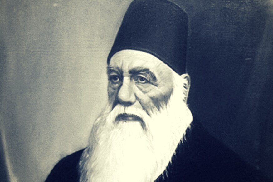 علی گڑھ مسلم یونیورسیٹی کے بانی کہے جانے والے سرسید احمد خان نے علی گڑھ میں ایک چھوٹا سا کالج شروع کیا تھا جو بعد میں یونیورسیٹی میں تبدیل ہو گیا۔ سرسید احمد منھ میں چاندی کا چمچ لے کر پیدا نہیں ہوئے تھے بلکہ انہیں کنبے کا خرچ اٹھانے کے لئے بہت کم عمر سے نوکری شروع کرنی پڑی تھی۔ دراصل، 22 سال کی عمر میں ان کے والد کا انتقال ہو گیا۔ اس کے بعد انہوں نے نوکری کرنی شروع کر دی۔ علی گڑھ مسلم یونیورسیٹی کے بانی کہے جانے والے سرسید احمد خان نے علی گڑھ میں ایک چھوٹا سا کالج شروع کیا تھا جو بعد میں یونیورسیٹی میں تبدیل ہو گیا۔ سرسید احمد منھ میں چاندی کا چمچ لے کر پیدا نہیں ہوئے تھے بلکہ انہیں کنبے کا خرچ اٹھانے کے لئے بہت کم عمر سے نوکری شروع کرنی پڑی تھی۔ دراصل، 22 سال کی عمر میں ان کے والد کا انتقال ہو گیا۔ اس کے بعد انہوں نے نوکری کرنی شروع کر دی۔