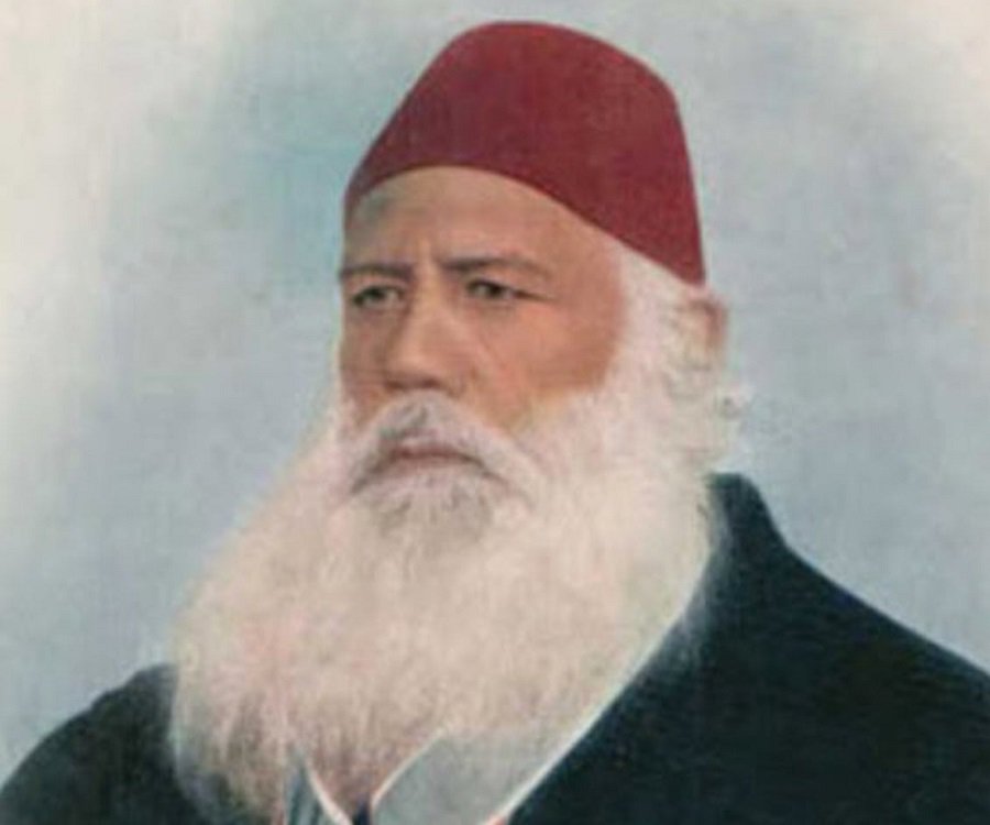 سرسید احمد خان کے گھرانے کا رشتہ قلعہ معلی سے تھا لیکن انہوں نے والد کے انتقال کے بعد گھر کی روایت کے برخلاف اپنا رشتہ قلعہ معلی سے نہ استوار کر کے ایسٹ انڈیا کمپنی میں کلرک کے عہدے سے کام شروع کر کے اس سے رشتہ استوار کیا۔ سرسید احمد خان کے گھرانے کا رشتہ قلعہ معلی سے تھا لیکن انہوں نے والد کے انتقال کے بعد گھر کی روایت کے برخلاف اپنا رشتہ قلعہ معلی سے نہ استوار کر کے ایسٹ انڈیا کمپنی میں کلرک کے عہدے سے کام شروع کر کے اس سے رشتہ استوار کیا۔