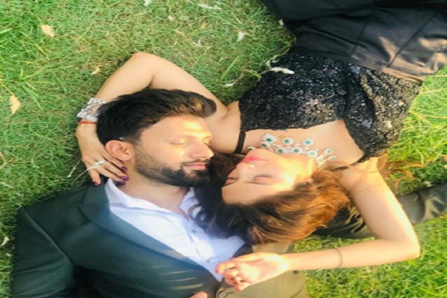  کچھ ماہ قبل نصرت جہاں اور ان کے شوہر نکھل جین نے شادی کی پہلی سالگرہ کا جشن منایا تھا ۔ نصرت نے نکھل کے ساتھ یہ رومانٹک تصویر شیئر کرکے لکھا تھا کہ تم میرے آج ہو اور کل بھی ۔ میں ہمیشہ تہمیں تہہ دل سے پیار کرتی رہوں گی ، کیونکہ ریئل اسٹوریز کا کبھی اینڈ نہیں ہوتا ۔ (All Photo Credit: Instagram)
