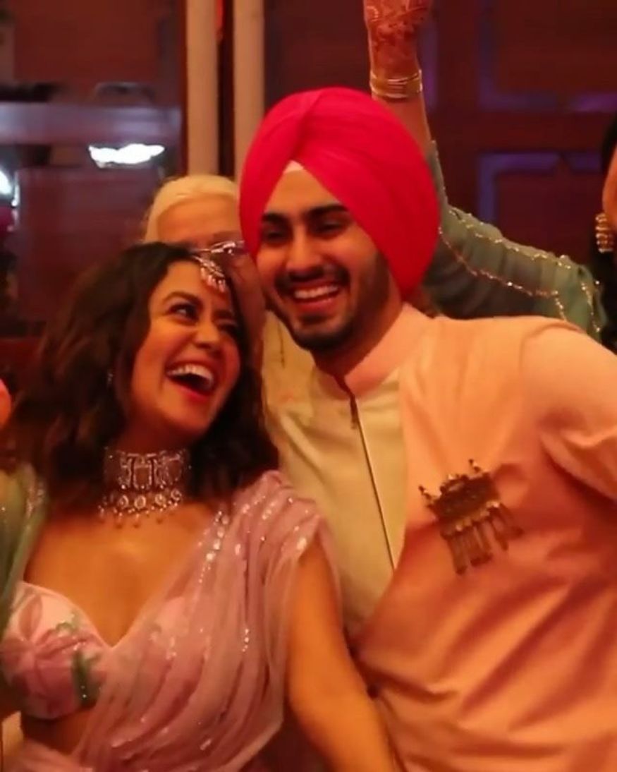 آپ کو بتادیں کہ نیہا ککر(Neha Kakkar) اور روہن پریت سنگھ (Rohanpreet Singh) کا گانا نیہو دا ویاہ (Nehu Da Vaha) آج رلیز ہو گیا ہے۔ جس نے آتے ہی سوشل میڈیا پر دھوم مچا دی ہے۔ (Image: Instagram) آپ کو بتادیں کہ نیہا ککر(Neha Kakkar) اور روہن پریت سنگھ (Rohanpreet Singh) کا گانا نیہو دا ویاہ (Nehu Da Vaha) آج رلیز ہو گیا ہے۔ جس نے آتے ہی سوشل میڈیا پر دھوم مچا دی ہے۔ (Image: Instagram)
