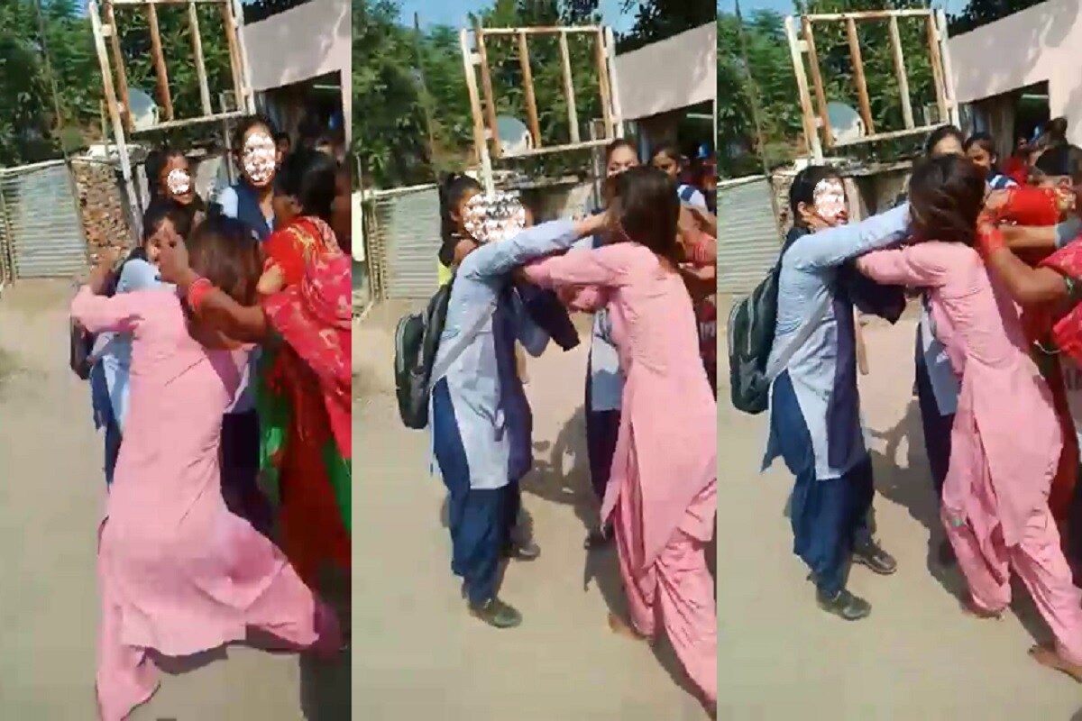 چنڈی گڑھ Chandigarh میں گولیوں کی تڑتڑاہٹ اور گینگ وار کی خبریں آئے دن سننے کو مل رہی ہیں۔ سیکٹر۔25 میں ابھی شراب بیچنے والے سندیپ پر ہوئی فائرنگ کے معاملے میں خون کے چھینٹے ابھی پھیکے بھی نہیں پڑے تھے کہ ایک اور گینگ وار دیکھنے کو ملی۔ جی ہاں آپ دیکھ ستے ہیں یہ تصویریں کیسے یہ لڑکیاں ایک دوسرے کو مار پیٹ کر رہی ہیں ۔ یہاں صرف مار پیٹ ہی نہیں بلکہ ایک دوسرے پر بھدے تبصرے اور گالیاں بھی دی جا رہی ہیں ۔ ان لڑکیوں کو آس پاس کے لوگ کافی بچانے کی کوشش کرتے نظر آرہے ہیں لیکن ان کے کانوں پر جوں تک نہیں رینگ رہی ہے۔ اور یہ طالبات ایک دوسرے کو بری طرح سے مار پیٹ کر رہی ہیں ۔ (Photo: News18) ۔ چنڈی گڑھ Chandigarh میں گولیوں کی تڑتڑاہٹ اور گینگ وار کی خبریں آئے دن سننے کو مل رہی ہیں۔ سیکٹر۔25 میں ابھی شراب بیچنے والے سندیپ پر ہوئی فائرنگ کے معاملے میں خون کے چھینٹے ابھی پھیکے بھی نہیں پڑے تھے کہ ایک اور گینگ وار دیکھنے کو ملی۔ جی ہاں آپ دیکھ ستے ہیں یہ تصویریں کیسے یہ لڑکیاں ایک دوسرے کو مار پیٹ کر رہی ہیں ۔ یہاں صرف مار پیٹ ہی نہیں بلکہ ایک دوسرے پر بھدے تبصرے اور گالیاں بھی دی جا رہی ہیں ۔ ان لڑکیوں کو آس پاس کے لوگ کافی بچانے کی کوشش کرتے نظر آرہے ہیں لیکن ان کے کانوں پر جوں تک نہیں رینگ رہی ہے۔ اور یہ طالبات ایک دوسرے کو بری طرح سے مار پیٹ کر رہی ہیں ۔ (Photo: News18) ۔