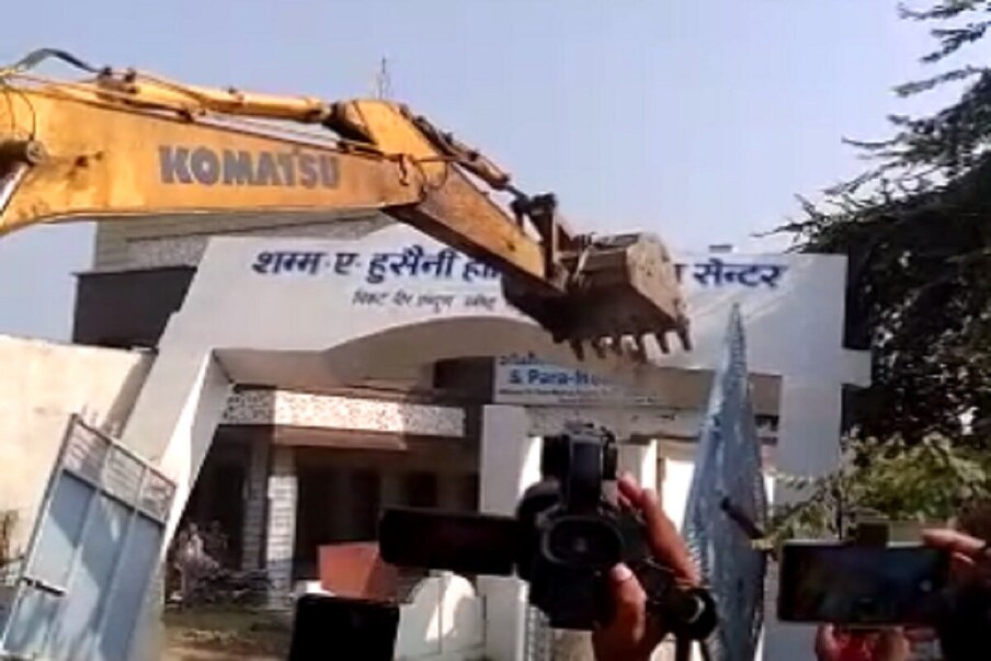  بتا دیں اس سے پہلے ضلع انتظامیہ نے 14 اکتوبر تک ساجد صدیقی کو ان احاطوں کو خود ہی منہدم کرنے کا نوٹس دیا تھا۔ ساجد صدیقی اس کارروائی کے خلاف ہائی کورٹ چلے گئے تھے۔ معاملہ میں ہائی کورٹ نے ڈی ایم کے سامنے اپیل کرنے کی ہدایت دی۔ اس کے بعد ساجد صدیقی نے ڈی ایم کے سامنے اپیل کی جسے ڈی ایم منگلا پرساد سنگھ نے 23 اکتوبر کو ساجد صدیقی کی اپیل مسترد کر دی۔ (فوٹو۔ ویڈیو گریب)۔