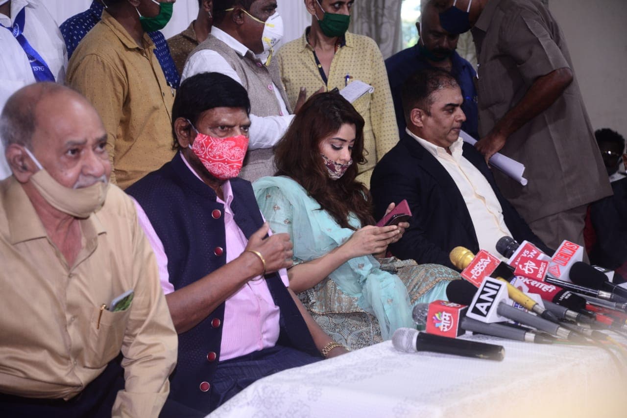 مہاراشٹر کے اہم لیڈر اور مرکزی وزیر مملکت برائے سماجی انصاف و با اختیار رام داس اٹھاولے کے ساتھ میڈیا کے سامنے آکر پائل گھوش نے سخت احکامات دیئے تھے کہ وہ انصاف پانے کے لئے اپنی لڑائی جاری رکھیں گی۔ تصویر: ورل بھیانی مہاراشٹر کے اہم لیڈر اور مرکزی وزیر مملکت برائے سماجی انصاف و با اختیار رام داس اٹھاولے کے ساتھ میڈیا کے سامنے آکر پائل گھوش نے سخت احکامات دیئے تھے کہ وہ انصاف پانے کے لئے اپنی لڑائی جاری رکھیں گی۔ تصویر: ورل بھیانی