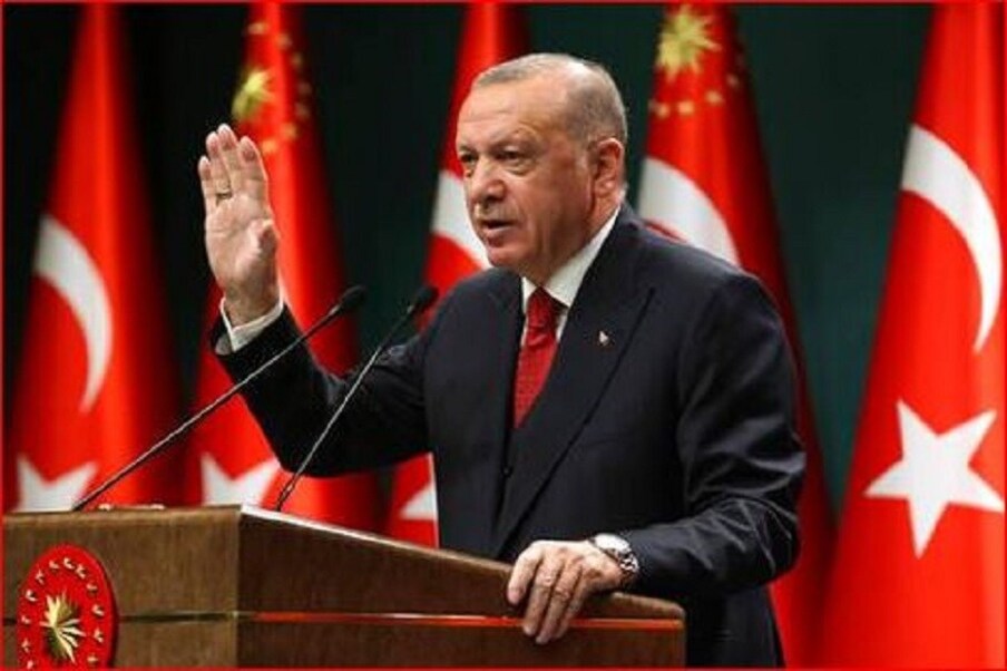  اردوغان نے پیر کے روز انقرہ میں اپنے خطاب میں کہا : جس طرح سے فرانس اپنے عوام کو ترکی کی اشیا کو خریدنے سے منع کر رہا ہے ، میں اپنے عوام سے کہتا ہوں کہ آپ بھی کسی قیمت پر ان کا احترام مت کرو ۔ فرانسیسی اشیا کو نہ خریدیں ۔ (تصویر : اے پی)