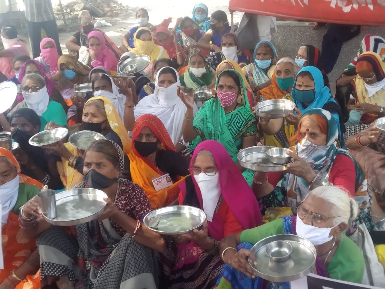 گیس سانحہ کی بیوہ خاتون کو دسمبر 2019 سے حکومت نے بیوہ پنشن بھی نہیں ادا کی ہے۔ گیس متاثرہ بیوہ خواتین کو پنشن نہ ملنے سے کورونا قہر میں ان کی مشکلات میں اور بھی اضافہ ہوگیا ہے۔