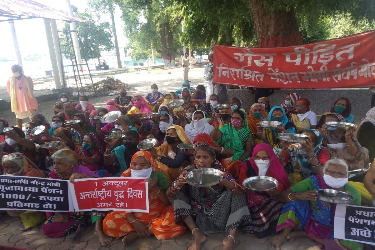 نے انوکھے انداز میں خالی تھالی لے کر بھوپال کے نیلم پارک میں دھرنا دیا تاکہ حکومت کے ایوان میں بیٹھے لوگوں کے کانوں تک ان کی آواز پہنچ جائے اور وہ ان کے درد کو محسوس کر سکیں۔