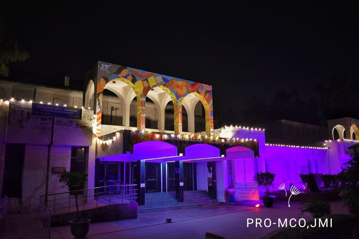 علی گڑھ مسلم یونیورسٹی کے کچھ اساتذہ اور طلبہ نے 29 اکتوبر 1920 کو جامعہ ملیہ اسلامیہ کی بنیاد رکھی۔ اس کو بنانے میں عظیم مجاہد آزادی، مہاتما گاندھی، حکیم اجمل خان، ذاکر حسین، مختار احمد انصاری، عبد المجید خواجہ اور محمود حسن دیوبندی وغیرہ نے اہم کردار ادا کیا۔ تصویر کریڈٹ۔ جامعہ ملیہ اسلامیہ