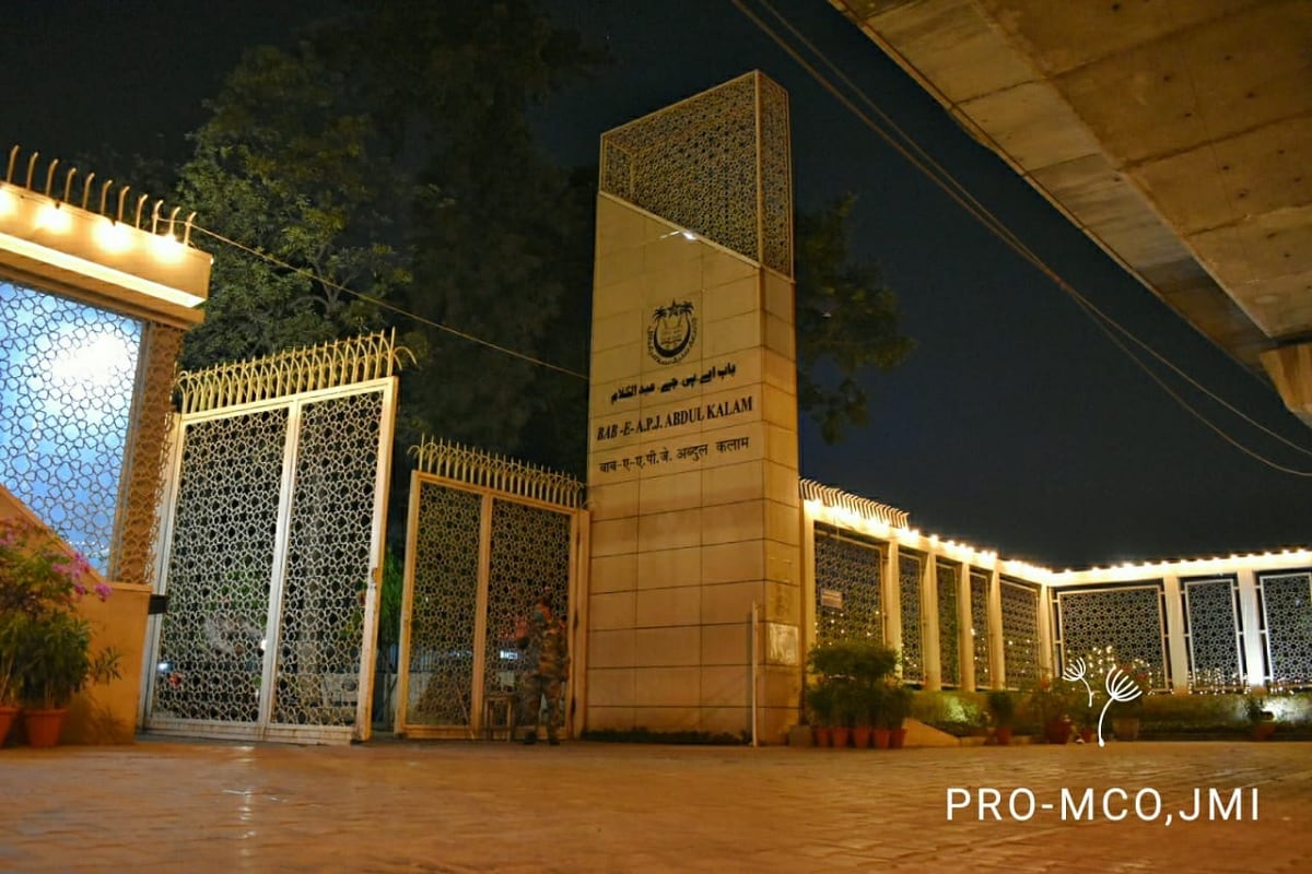 گاندھی جی نے کہا کہ چاہے کتنا ہی مشکل کام ہو، دیسی تعلیم کے حامی، جامعہ کو کسی قیمت پر نہیں کیا جانا چاہئے۔ انھوں نے کہا،"اگر مجھے جامعہ کے لئے بھیک مانگنی پڑی تو میں وہ بھی کروں گا۔" تصویر کریڈٹ۔ جامعہ ملیہ اسلامیہ