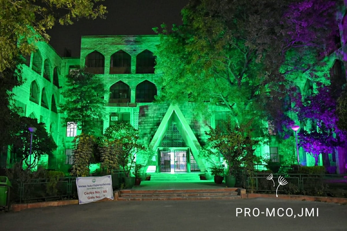 جامعہ ملیہ اسلامیہ کو 2010 میں مسلم اقلیتی یونیورسٹی کا درجہ نیشنل کمیشن فار مائنارٹی ایجوکیشنل انسٹی ٹیوشن کے ذریعے دے دیا گیا، جس کے بعد 50 فیصد ریزرویشن مسلم طلبہ و طالبات کو دیا جانے لگا۔ تصویر کریڈٹ۔ جامعہ ملیہ اسلامیہ