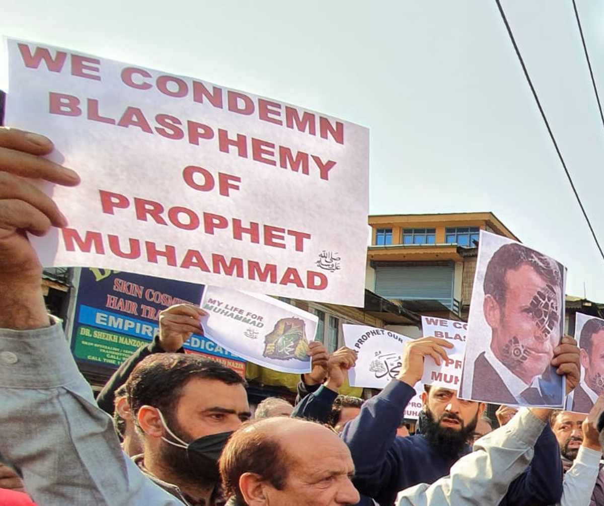 احتجاج کے دوران جو بینر اٹھائے گئے تھے اُن میں لکھا تھا کہ آپ ہماری جان لیجئیے لیکن ہمارے رسول صلی اللہ علیہ وسلم کے خلاف کچھ نہ کہیں ۔ اس دوران فرانس میں بنی مصنوعات کا بایئکاٹ کرنے کی اپیل بھی کی گئی ۔ احتجاج کے دوران جو بینر اٹھائے گئے تھے اُن میں لکھا تھا کہ آپ ہماری جان لیجئیے لیکن ہمارے رسول صلی اللہ علیہ وسلم کے خلاف کچھ نہ کہیں ۔ اس دوران فرانس میں بنی مصنوعات کا بایئکاٹ کرنے کی اپیل بھی کی گئی ۔
