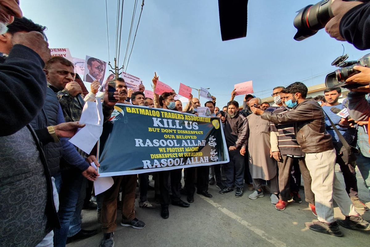 کشمیر کے دیگر علاقوں سے بھی احتجاجی مظاہروں کی خبریں آئی ہیں ۔ جمعہ کے موقع پر علما نے مساجد میں فرانس میں گستاخی رسول اور اس کے بعد فرانس کے صدر میکران کے بیان پر سخت ناراضگی کا اظہار کیا۔ کشمیر کے دیگر علاقوں سے بھی احتجاجی مظاہروں کی خبریں آئی ہیں ۔ جمعہ کے موقع پر علما نے مساجد میں فرانس میں گستاخی رسول اور اس کے بعد فرانس کے صدر میکران کے بیان پر سخت ناراضگی کا اظہار کیا۔