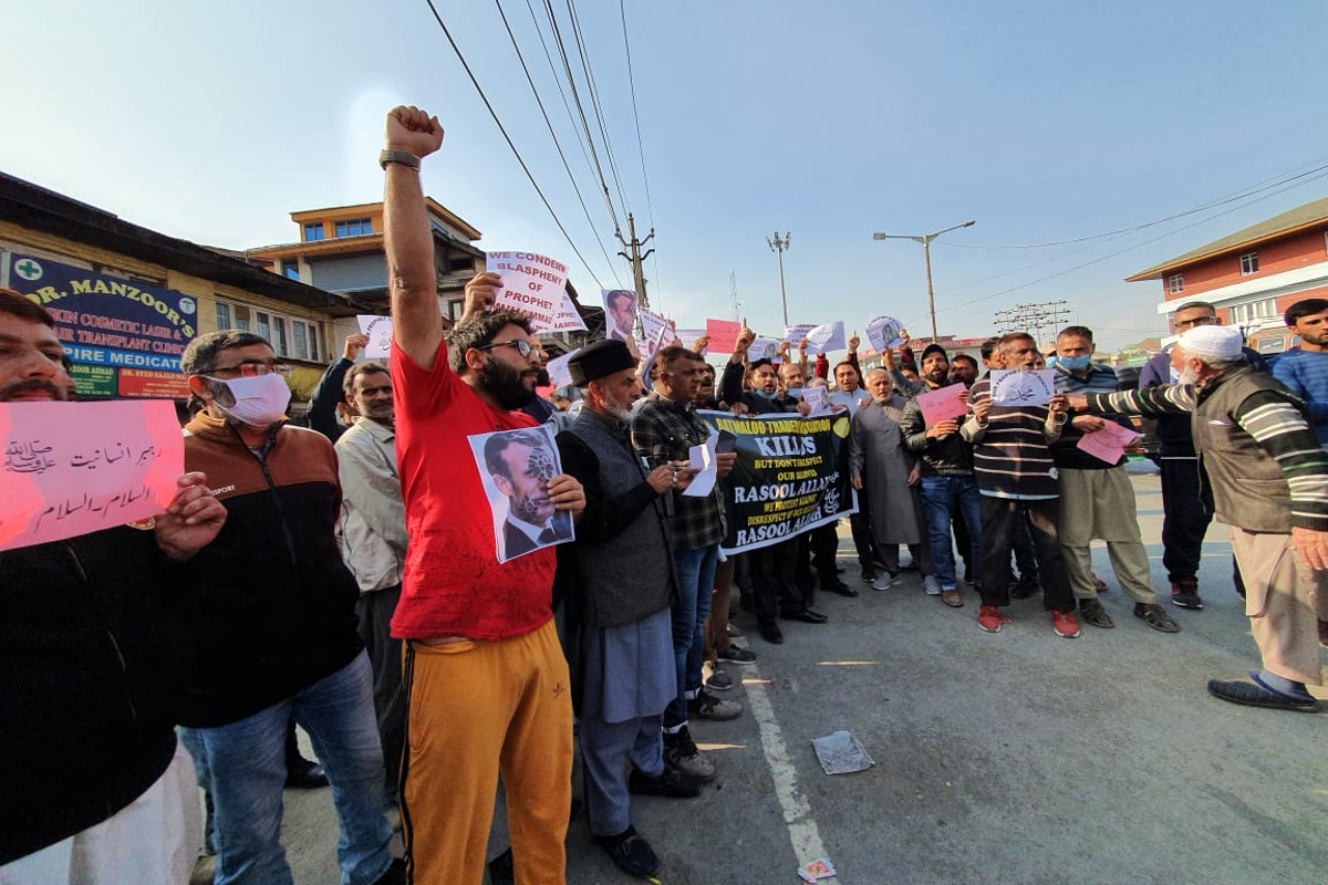 فرانس میں پیغمبر اسلام کی گستاخی پر برہم لوگوں نے آج جمعہ کی نماز کے بعد احتجاج کیا ۔ بٹہ مالو ٹریڈرس فیڈریشن کے زیر اہتمام اس احتجاجی مظاہرہ کے دوران فرانس کے صدر میکران سے فوری طور معافی مانگنے کا مطالبہ کیا گیا ۔ احتجاج کر رہے لوگوں نے رسول پاک کی شان میں گستاخی کو ناقابل قبول قرار دیا اور مسلمانوں کے ساتھ ساتھ تمام دنیا کی مہذب قوموں سے گزارش کی کہ وہ اس گُستاخی کے خلاف اُٹھ کھڑے ہوجایئں ۔ ( رپورٹ اور تصاویر : میر شبیر احمد) فرانس میں پیغمبر اسلام کی گستاخی پر برہم لوگوں نے آج جمعہ کی نماز کے بعد احتجاج کیا ۔ بٹہ مالو ٹریڈرس فیڈریشن کے زیر اہتمام اس احتجاجی مظاہرہ کے دوران فرانس کے صدر میکران سے فوری طور معافی مانگنے کا مطالبہ کیا گیا ۔ احتجاج کر رہے لوگوں نے رسول پاک کی شان میں گستاخی کو ناقابل قبول قرار دیا اور مسلمانوں کے ساتھ ساتھ تمام دنیا کی مہذب قوموں سے گزارش کی کہ وہ اس گُستاخی کے خلاف اُٹھ کھڑے ہوجایئں ۔ ( رپورٹ اور تصاویر : میر شبیر احمد)