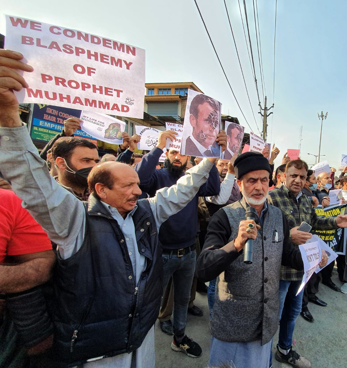 احتجاج میں شامل ایک نوجوان پیر انظر نے بتایا "ہم فرانس کے صدر کو بتانا چاہتے ہیں کہ ہمارے نبی صلی اللہ علیہ وسلم رحمت للعلمین ہیں ، صرف رحمت المسلمین نہیں ہیں ۔ ہم ان کی شان میں یہ گُستاخی برداشت نہیں کرسکتے ، لیکن ہم مسلمانوں سے ایک اپیل کرنا چاہیں گے کہ وہ زوردار احتجاج جاری رکھیں لیکن پُرامن طور پر۔" احتجاج میں شامل ایک نوجوان پیر انظر نے بتایا "ہم فرانس کے صدر کو بتانا چاہتے ہیں کہ ہمارے نبی صلی اللہ علیہ وسلم رحمت للعلمین ہیں ، صرف رحمت المسلمین نہیں ہیں ۔ ہم ان کی شان میں یہ گُستاخی برداشت نہیں کرسکتے ، لیکن ہم مسلمانوں سے ایک اپیل کرنا چاہیں گے کہ وہ زوردار احتجاج جاری رکھیں لیکن پُرامن طور پر۔"