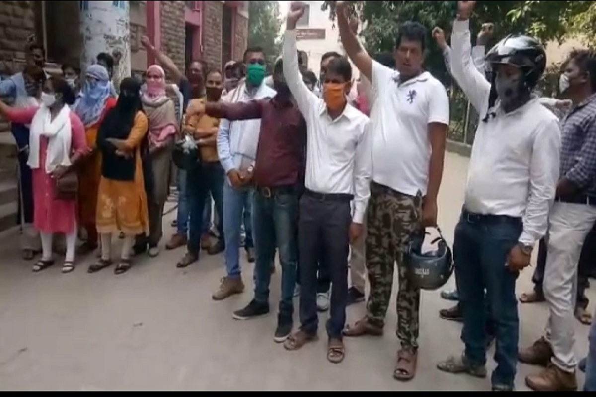 الہ آباد میں تقریباً نو سو اساتذہ کو جوائننگ لیٹر دئے گئے ہیں لیکن نام فہرست میں ہونے کے باوجود بہت سے امید وار اپنی جوائننگ سے محروم رہ گئے ہیں ۔ محکمہ تعلیم کی طرف سے کہا گیا ہے نو منتخب اساتذہ کی درخواست میں بعض خامیاں ہونے کی وجہ سے جوائننگ لیٹر فی الحال جاری نہیں کئے جا رہے ہیں۔ اعلیٰ افسران کے اس رویے کے خلاف محکمہ تعلیم کے صدر دفتر کے باہر بڑی تعداد میں نو منتخب اساتذہ نے یوگی حکومت کے خلاف احتجاجی مظاہرہ کیا ۔ (رپورٹ و تصاویر، مشتاق عامر: الہ آباد) ۔ الہ آباد میں تقریباً نو سو اساتذہ کو جوائننگ لیٹر دئے گئے ہیں لیکن نام فہرست میں ہونے کے باوجود بہت سے امید وار اپنی جوائننگ سے محروم رہ گئے ہیں ۔ محکمہ تعلیم کی طرف سے کہا گیا ہے نو منتخب اساتذہ کی درخواست میں بعض خامیاں ہونے کی وجہ سے جوائننگ لیٹر فی الحال جاری نہیں کئے جا رہے ہیں۔ اعلیٰ افسران کے اس رویے کے خلاف محکمہ تعلیم کے صدر دفتر کے باہر بڑی تعداد میں نو منتخب اساتذہ نے یوگی حکومت کے خلاف احتجاجی مظاہرہ کیا ۔ (رپورٹ و تصاویر، مشتاق عامر: الہ آباد) ۔