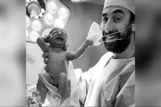 پیدا ہوتے ہی بچہ نے کردیا ایسا کام ، ڈاکٹر رہ گئے حیران ، سوشل میڈیا پر تصویر ہوئی وائرل پیدا ہوتے ہی بچہ نے کردیا ایسا کام ، ڈاکٹر رہ گئے حیران ، سوشل میڈیا پر تصویر ہوئی وائرل