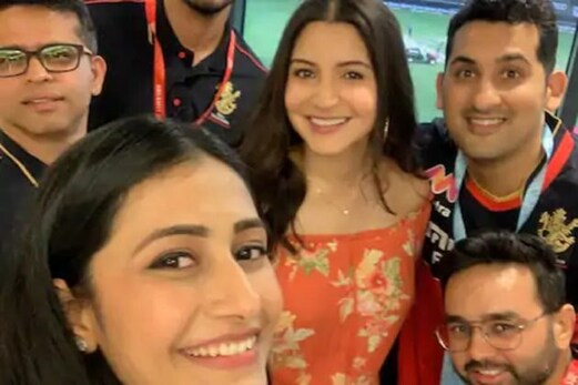 IPL 2020: یجویندر چہل کی منگیتر دھنشری کے ساتھ نظر آئیں انوشکا شرما، تصویر میں نظر آیا کیوٹ بیبی بمپ IPL 2020: یجویندر چہل کی منگیتر دھنشری کے ساتھ نظر آئیں انوشکا شرما، تصویر میں نظر آیا کیوٹ بیبی بمپ