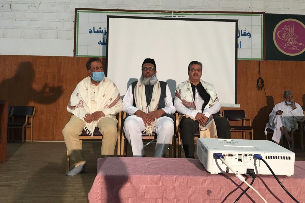 حضرت محمد صلی اللہ علیہ و سلم کی احادیث کو پیش کرنے والی اہم ترین کتاب "بخاری شریف" کا درس اب آپ اپنے موبائل فون پر پڑھ سکتے ہیں، سن سکتے ہیں۔