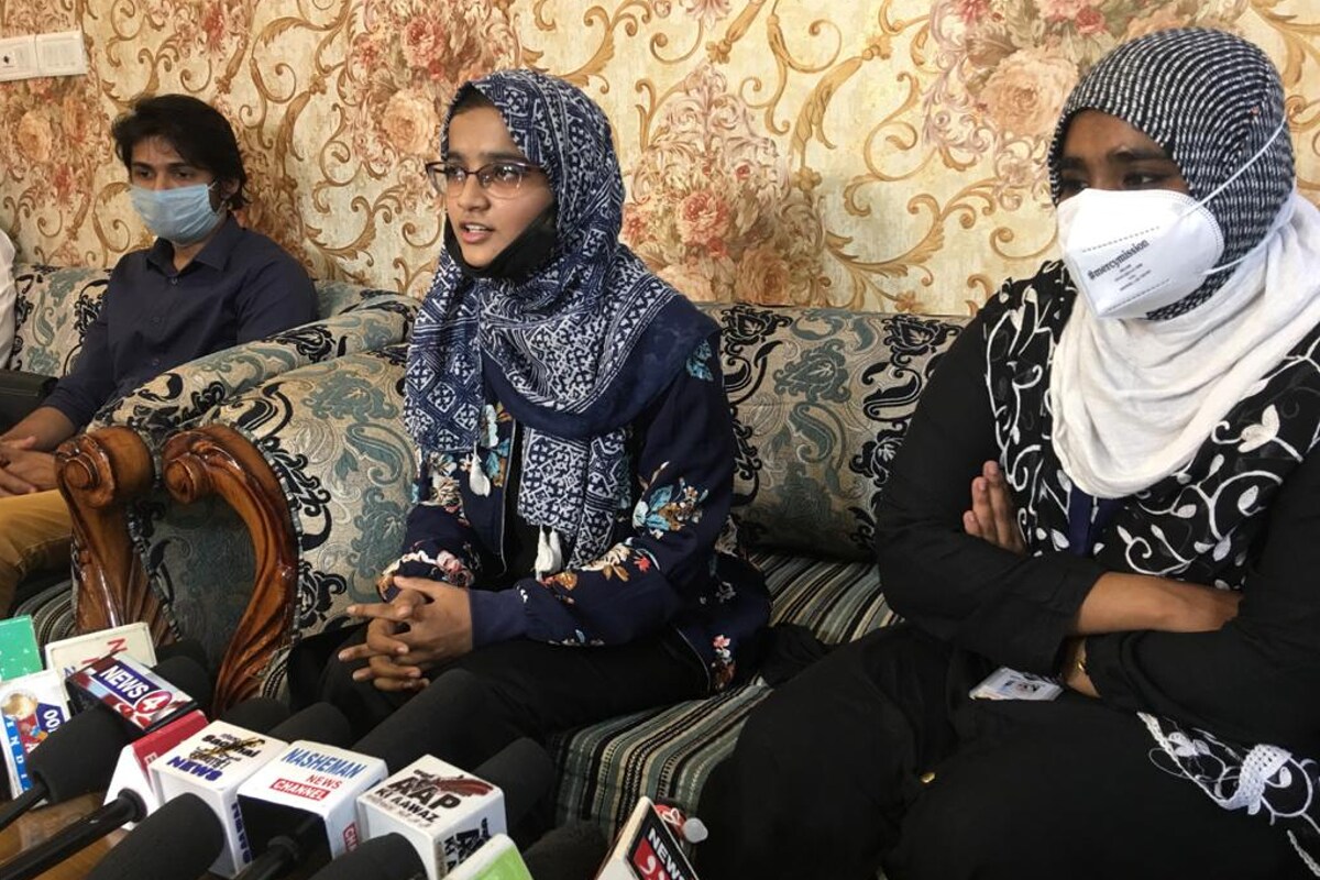 اس ٹیم کی رکن نبیلہ نے کہا کہ ایک شخص کو بیڈ کے ملنے سے لیکر اسپتال سے ڈسچارج ہونے تک گائیڈ کرنے کا کام انجام دیا جاتا ہے۔