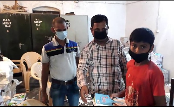 مسلم تعلیمی اداروں کی دلیل ہے کہ اگر ان کلاسز کی پڑھائی جلد نہ شروع کی گئی توبڑے پیمانے پر ڈراپ آؤٹ کا مسئلہ سامنے آ جائے گا۔ (رپورٹ و تصاویر، مشتاق عامر: الہ آباد) ۔ مسلم تعلیمی اداروں کی دلیل ہے کہ اگر ان کلاسز کی پڑھائی جلد نہ شروع کی گئی توبڑے پیمانے پر ڈراپ آؤٹ کا مسئلہ سامنے آ جائے گا۔ (رپورٹ و تصاویر، مشتاق عامر: الہ آباد) ۔