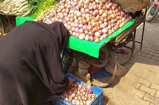 میرٹھ: مہنگائی کی مار سے پریشان عوام، پیاز کی قیمتوں میں ہوئے بےتحاشہ اضافہ سے نکلے لوگوں کے آنسو میرٹھ: مہنگائی کی مار سے پریشان عوام، پیاز کی قیمتوں میں ہوئے بےتحاشہ اضافہ سے نکلے لوگوں کے آنسو