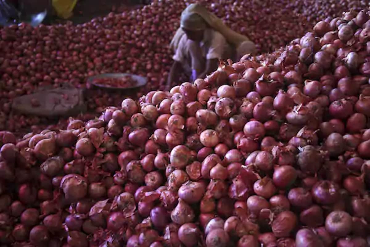 جانکاروں کے مطابق پیاز کی قیمت 120 روپے کلو تک بڑھ سکتی ہے ۔ علامتی تصویر ۔