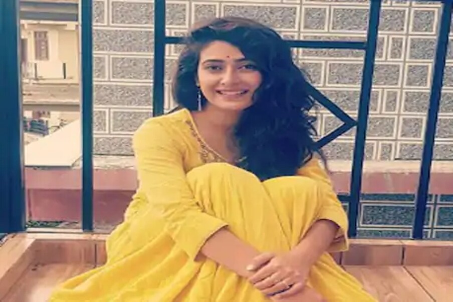  بالی ووڈ سے وابستہ ڈرگس کیس میں این سی بی نے بڑی کامیابی حاصل کی ہے ۔ دیووں کے دیو مہادیو ٹی وی سیریل سے گھر گھر شناخت بنا چکیں اداکارہ پریتیکا چوہان کو نارکوٹکس کنٹرول بیورو نے گرفتار کیا ہے ۔ (Photo:@preetikachauhanofficial/Instagram)