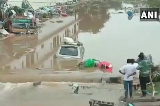 آندھرا پردیش میں موسلادھار بارش سے 10 افراد کی موت، ہزاروں ایکڑ فصلوں کو نقصان آندھرا پردیش میں موسلادھار بارش سے 10 افراد کی موت، ہزاروں ایکڑ فصلوں کو نقصان