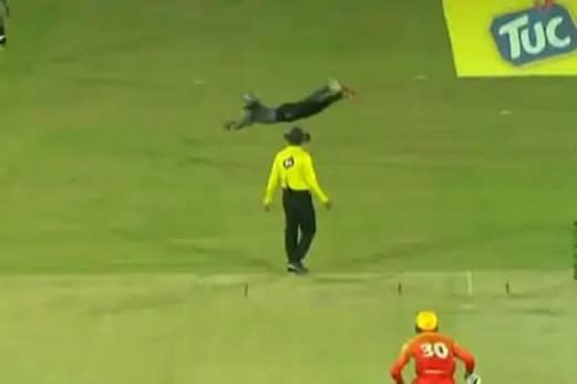 پاکستان کے کھلاڑی نے ڈائیو لگا کر لیا ایسا کیچ، دیکھتے رہ جائیں گے آپ پاکستان کے کھلاڑی نے ڈائیو لگا کر لیا ایسا کیچ، دیکھتے رہ جائیں گے آپ
