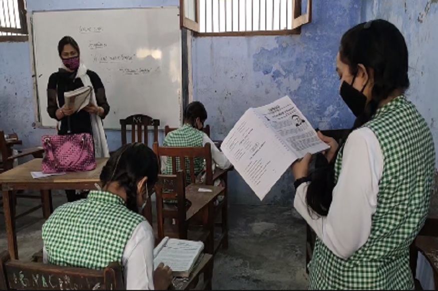 یوپی کے میرٹھ میں بھی چند پرائیویٹ اور سرکاری اسکولوں میں ہی 19 اکتوبر سے آف لائن کلاسز کی شروعات کی جا سکی ہے۔ یوپی کے میرٹھ میں بھی چند پرائیویٹ اور سرکاری اسکولوں میں ہی 19 اکتوبر سے آف لائن کلاسز کی شروعات کی جا سکی ہے۔