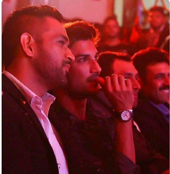 بتادیں کہ سشانت سنگھ راجپوت(Sushant Singh Rajput) نے فلم (MS Dhoni The Untold Story') کیلئے بے حساب محنت کی تھی۔ اپنے لک سے لیکر دھونی کی طرح کرکٹ کھیلنے کے انداز کو انہوں نے بخوبی کاپی کیا تھا۔ ان کی محنت کی وجہ سے ہی یہ فلم بلاک بسٹر ہٹ (blockbuster) رہی تھی۔ (تصویر: ٹویٹر) بتادیں کہ سشانت سنگھ راجپوت(Sushant Singh Rajput) نے فلم (MS Dhoni The Untold Story') کیلئے بے حساب محنت کی تھی۔ اپنے لک سے لیکر دھونی کی طرح کرکٹ کھیلنے کے انداز کو انہوں نے بخوبی کاپی کیا تھا۔ ان کی محنت کی وجہ سے ہی یہ فلم بلاک بسٹر ہٹ (blockbuster) رہی تھی۔ (تصویر: ٹویٹر)
