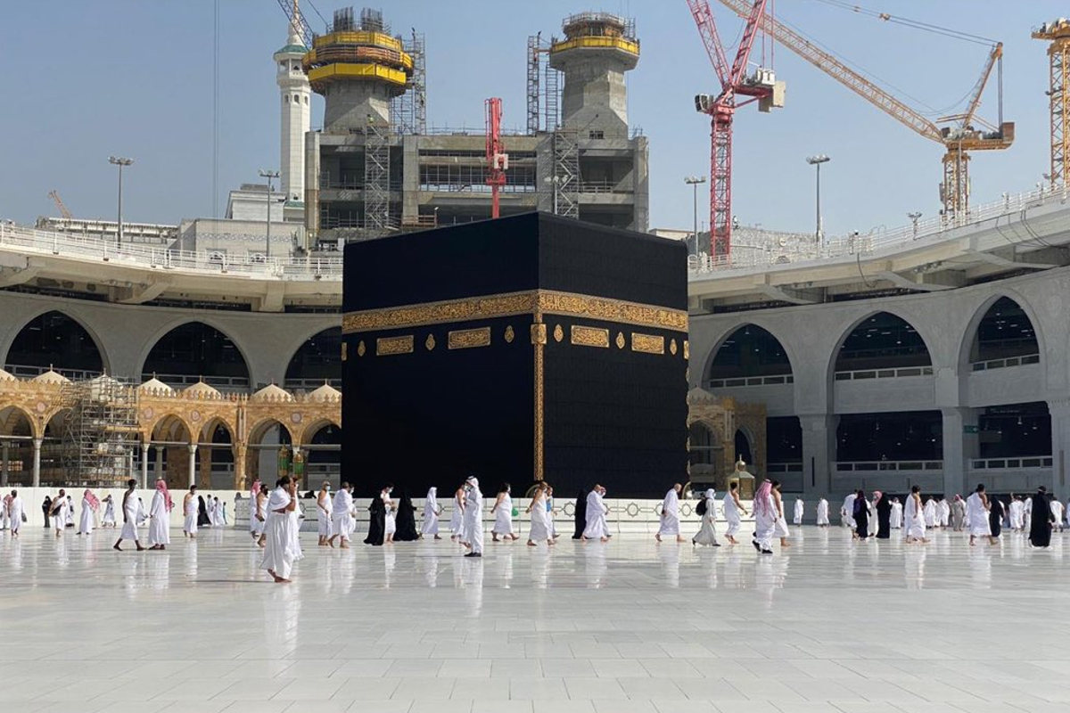 کورونا وائرس وبا (Covid-19 pandemic) کے چلتے سفر حج (Haj Yatra 2021) کے قواعد میں بڑی تبدیلی کی گئی ہے۔ کووڈ۔19 کے سبب سعودی عرب حکومت (Saudi Arabian Government) نے وہاں حج مسافروں کے لئے نئی گائیڈ لائن جاری کی ہے۔ (Photo:@hsharifain/Twitter) کورونا وائرس وبا (Covid-19 pandemic) کے چلتے سفر حج (Haj Yatra 2021) کے قواعد میں بڑی تبدیلی کی گئی ہے۔ کووڈ۔19 کے سبب سعودی عرب حکومت (Saudi Arabian Government) نے وہاں حج مسافروں کے لئے نئی گائیڈ لائن جاری کی ہے۔ (Photo:@hsharifain/Twitter)