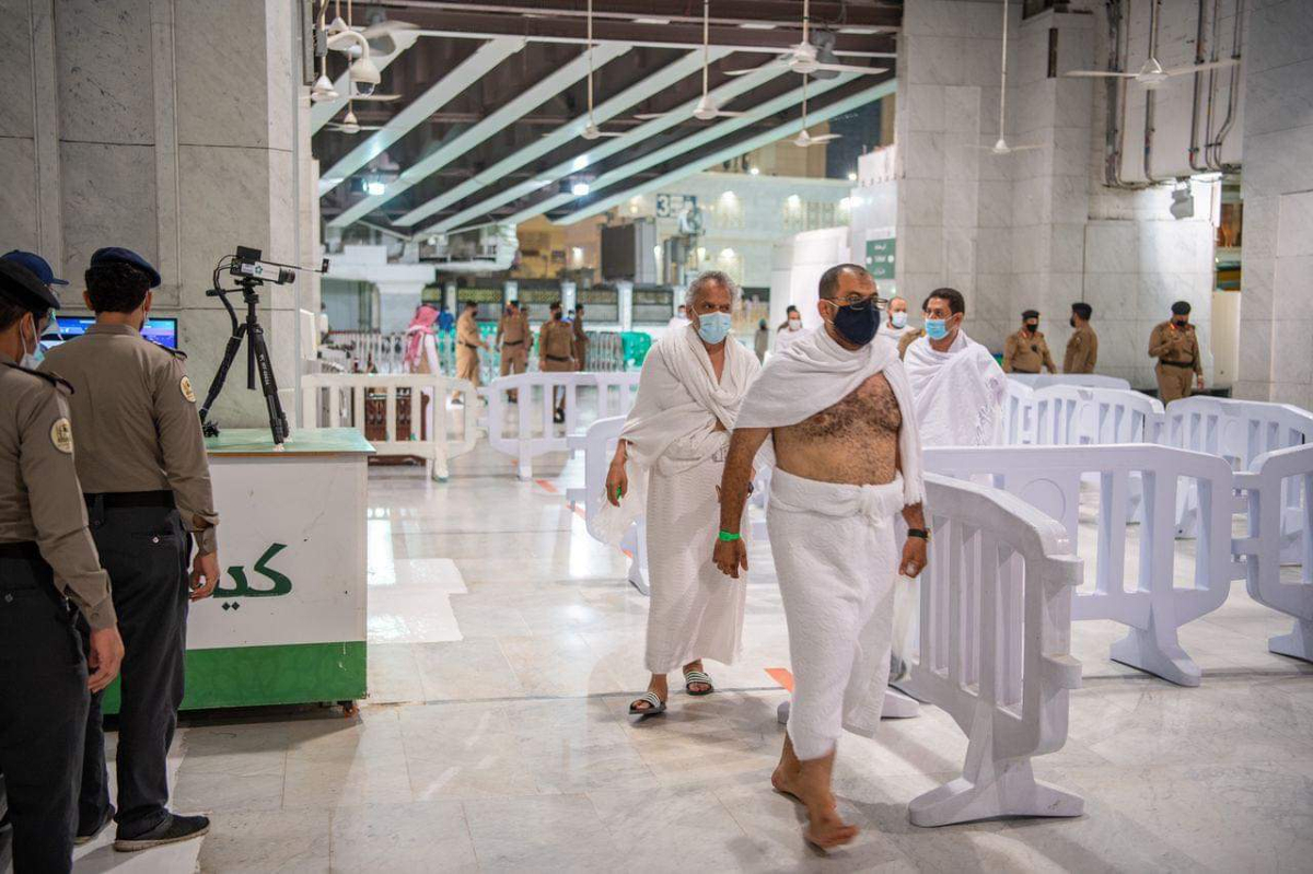 مرکزی حج کمیٹی کے مطابق سفر کیلئے منتخب ہونے کے بعد اگر کوئی مسافر اپنی درخواست رد کراتا ہے تو اس کیلئے پیسہ دینا ہوگا۔ 31 مارچ تک درخواست منسوخ کرنے پر 1000 روپئے ایک اپریل سے 30 اپریل تک رد کرنے پر 5000 روپئے کاٹے جائیں گے۔ (Photo:@hsharifain/Twitter) مرکزی حج کمیٹی کے مطابق سفر کیلئے منتخب ہونے کے بعد اگر کوئی مسافر اپنی درخواست رد کراتا ہے تو اس کیلئے پیسہ دینا ہوگا۔ 31 مارچ تک درخواست منسوخ کرنے پر 1000 روپئے ایک اپریل سے 30 اپریل تک رد کرنے پر 5000 روپئے کاٹے جائیں گے۔ (Photo:@hsharifain/Twitter)