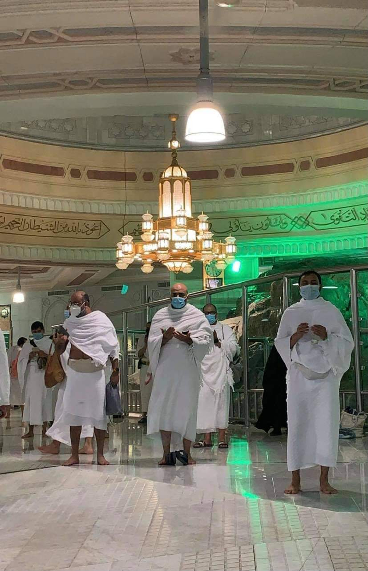 دوسری جانب سعودی میں اس مرتبہ کورونا کی وجہ سے بسوں میں سوشل ڈسٹینسنگ کی پیروی کرنا لازمی ہو گیا ہے۔ (Photo:@hsharifain/Twitter) دوسری جانب سعودی میں اس مرتبہ کورونا کی وجہ سے بسوں میں سوشل ڈسٹینسنگ کی پیروی کرنا لازمی ہو گیا ہے۔ (Photo:@hsharifain/Twitter)