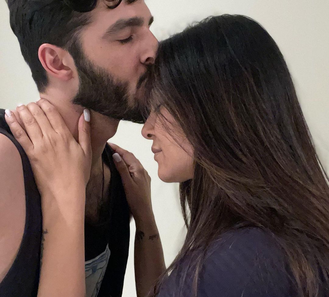 سشمتا سین (Sushmita Sen) کے بوائے فرینڈ روہمن (Rohman Shawl) نے ان کے یوم پیدائش کو بیحد ہی خاص بنا دیا۔ دراصل روہمن شال نے سشمتا سین کیلئے بیحد ہی رومانٹک تصویر شیئر کی۔ اس پوسٹ میں روہمن سشمتا کے ماتھے پر کس کرتے ہوئے نظر آ رہے ہیں۔ (تصویر انسٹاگرام)۔ سشمتا سین (Sushmita Sen) کے بوائے فرینڈ روہمن (Rohman Shawl) نے ان کے یوم پیدائش کو بیحد ہی خاص بنا دیا۔ دراصل روہمن شال نے سشمتا سین کیلئے بیحد ہی رومانٹک تصویر شیئر کی۔ اس پوسٹ میں روہمن سشمتا کے ماتھے پر کس کرتے ہوئے نظر آ رہے ہیں۔ (تصویر انسٹاگرام)۔