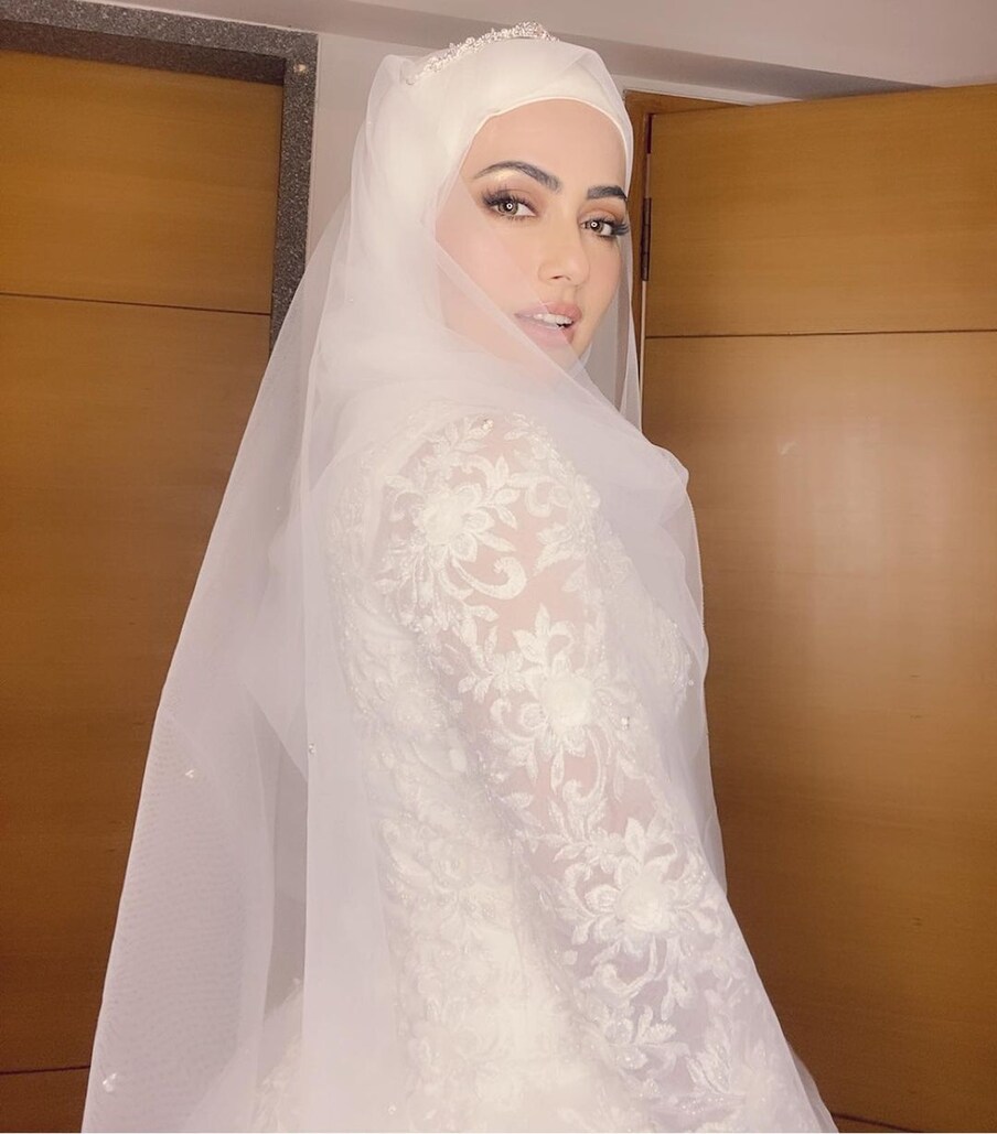  بتا دیں کہ ثنا خان نے شادی کے فورا بعد اپنے آفیشیل انسٹاگرام اکاونٹ پر نام بدل کر سعید ثنا خان کر لیا۔ ثنا نے ایسا اس لئے بھی کیا کیونکہ ان کے شوہر کا نام انس سعید ہے۔,[object Object],Photo Credit-@sanakhaan21/Instagram