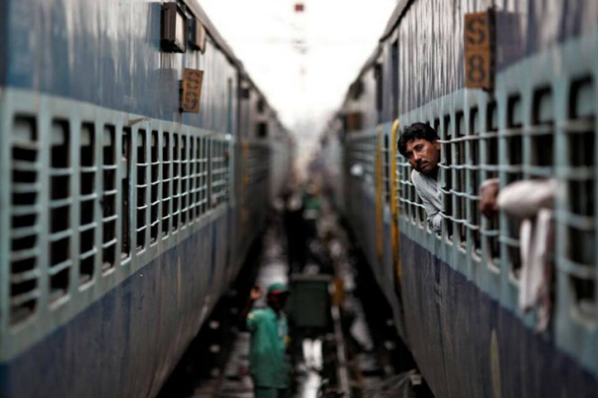 ریلوے نے ہفتہ کو دہلی آنے جانے والی 6 ٹرینوں کو منسوخ کیا ہے۔ ان میں آنند وہار ٹرمنل سے لکھنئو جانے والی اور لکھنئو سے آنے والی فیسٹیول اسپیشل ٹرین نمبر 04421, 04422 کو 2، 5 اور 7 نومبر اور 1، 4 اور 6 نومبر کو رد کر دیا گیا ہے۔ ریلوے نے ہفتہ کو دہلی آنے جانے والی 6 ٹرینوں کو منسوخ کیا ہے۔ ان میں آنند وہار ٹرمنل سے لکھنئو جانے والی اور لکھنئو سے آنے والی فیسٹیول اسپیشل ٹرین نمبر 04421, 04422 کو 2، 5 اور 7 نومبر اور 1، 4 اور 6 نومبر کو رد کر دیا گیا ہے۔
