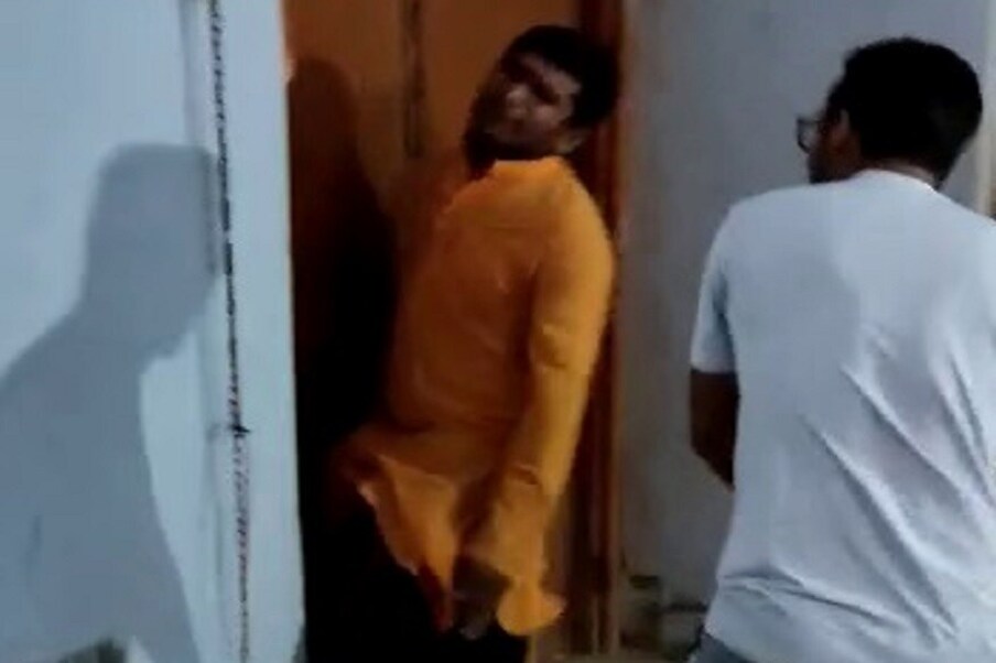  یہ معاملہ فتح آباد کے ڈھابی کلاں گاوں میں پیش آیا ، جہاں لوگوں نے شا کو مندر کے پجاری کی جم کر دھنائی کردی ۔ (Photo: News18)