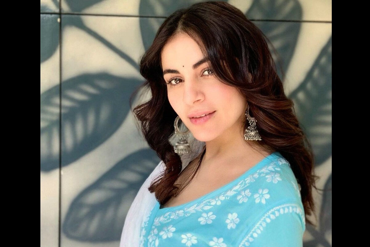 ٹی وی کے مشہور شو کنڈلی بھاگیہ میں آئے دن زبردست ٹویسٹ اینڈ ٹرن دیکھنے کو ملتے ہیں ۔ اس شو کی بڑھتی ٹی آر پی کے ساتھ ہی شو میں پریتا کا کردار ادا کرنے والی اداکارہ شردھا آریہ کی بھی فین فالوئنگ بڑھتی جارہی ہے اور یہی وجہ ہے کہ آئے دن شردھا کسی نہ کسی وجہ سے سرخیوں میں چھائی رہتی ہیں ۔ حال ہی میں دیسی انداز میں شردھا کی کچھ تصاویر انٹرنیٹ پر دھمال مچا رہی ہیں ۔ (Photo Credit- @sarya12/Instagram) ٹی وی کے مشہور شو کنڈلی بھاگیہ میں آئے دن زبردست ٹویسٹ اینڈ ٹرن دیکھنے کو ملتے ہیں ۔ اس شو کی بڑھتی ٹی آر پی کے ساتھ ہی شو میں پریتا کا کردار ادا کرنے والی اداکارہ شردھا آریہ کی بھی فین فالوئنگ بڑھتی جارہی ہے اور یہی وجہ ہے کہ آئے دن شردھا کسی نہ کسی وجہ سے سرخیوں میں چھائی رہتی ہیں ۔ حال ہی میں دیسی انداز میں شردھا کی کچھ تصاویر انٹرنیٹ پر دھمال مچا رہی ہیں ۔ (Photo Credit- @sarya12/Instagram)