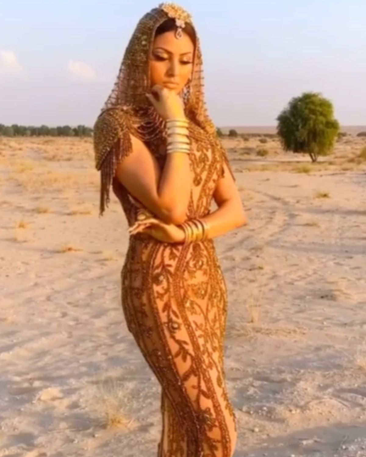  اس فیشن ویک میں اروشی نے 24 کیریٹ سونے کا میک اپ کیا تھا اور اپنی اداؤں سے وہاں موجود سبھی لوگوں کا دل جیت لیا۔ اس بات کی جانکاری خود اداکارہ اروشی نے دی ہے۔ انہوں نے ویڈیو کے کیپشن میں لکھا میری آنکھوں پر بیحد ہی انمول 24 کیریٹ اصلی سونے کا آئی شیڈو لگا ہوا ہے۔ (photo credit: instagram/@urvashirautela)