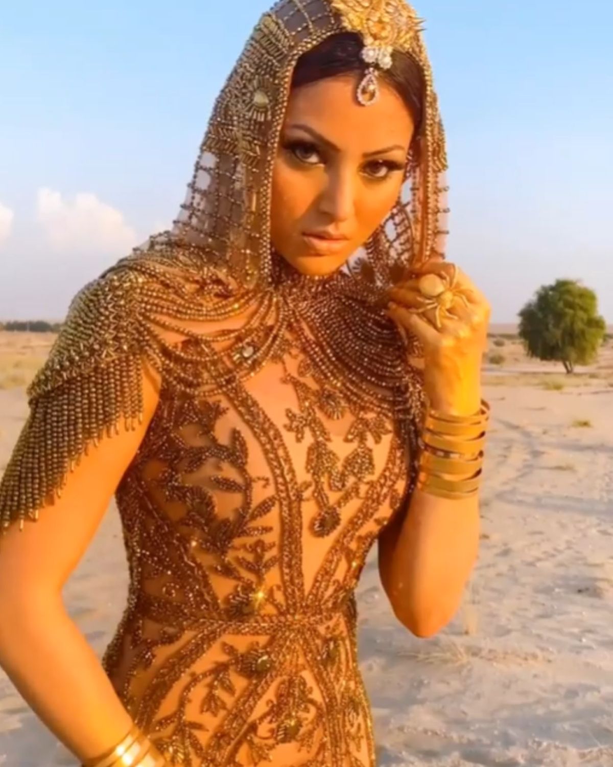  اروشی روتیلا کا عرب فیشن ویک میں شوز ٹاپر کا خطاب جیتنا پورے ملک کیلئے فخر کی بات ہے۔ ویسے اروشی روتیلا سوشل میڈیا پر آئے دن اپنی اداؤں سے لوگوں کا دل جیتتی نظر آتی ہیں۔ (photo credit: instagram/@urvashirautela)